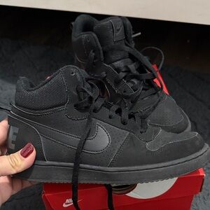 Nike Court Borough Mid sneaker Kids 5.5Y